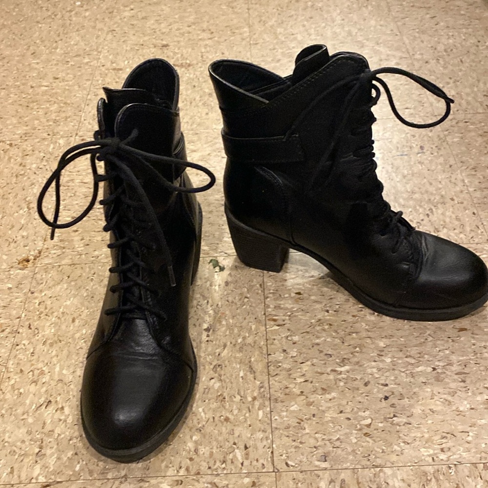 Black heeled boot with laces
